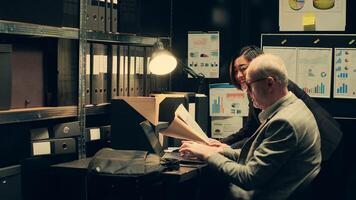 privado agentes leyendo clasificado registros a descubrir nuevo caso pistas, equipo elabora estrategias siguiente pasos trabajando en archivo habitación. detectives idea genial estrategias establecido en perspectivas desde antiguo archivos. cámara una. foto