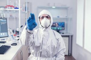 científico en moderno laboratorio usos virtual realidad durante coronavirus epidemia vistiendo ppe traje. médico científico utilizando moderno tecnología a cura enfermedades y desarrollar un curar. foto