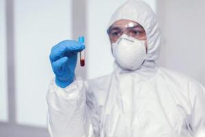 cerca arriba de sangre infectado con coronavirus en prueba tubo médico trabajando con varios bacterias y tejido, farmacéutico investigación para antibióticos en contra COVID-19. foto