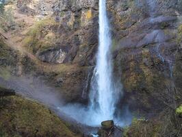 de cerca de el rugido multnomah caídas desde el multnomah Arroyo puente en un febrero día. foto