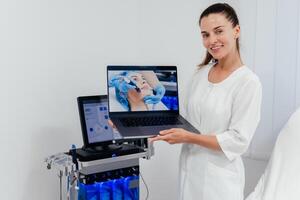 facial piel cuidado máquina en spa clínica para anti-envejecimiento o acné tratamiento. el concepto de estético medicamento, belleza herramientas, último tecnologías en belleza industria foto