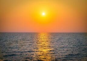 dramático puesta de sol terminado el mar. foto