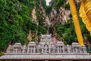 estatua de señor muragan y Entrada a batu cuevas en kuala lumpur, Malasia. foto