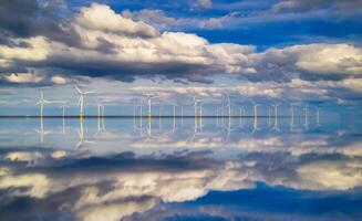 costa afuera viento turbina en un Granja eólica debajo construcción apagado el Inglaterra costa foto