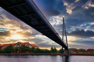 puente en dramático cielo a puesta de sol en stockton-on-tees, Reino Unido. foto