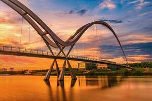 infinito puente a puesta de sol en stockton-on-tees, Reino Unido foto