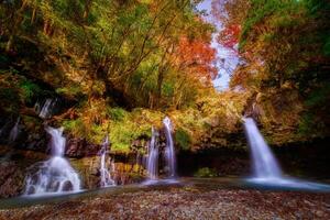 cascada con otoño follaje en fujinomiya, Japón. foto