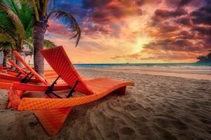playa sillas y Coco palma árbol en el tropical playa a puesta de sol foto