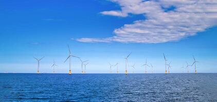 costa afuera viento turbina en un Granja eólica debajo construcción apagado el Inglaterra costa foto