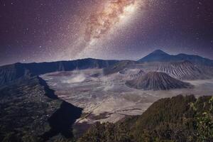 paisaje con lechoso camino galaxia terminado montar bromo volcán en bromo tengger semeru nacional parque, este Java, Indonesia. noche cielo con estrellas. largo exposición fotografía. foto