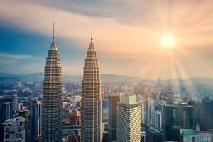 aéreo ver de kuala lumpur ciudad horizonte a puesta de sol en kuala lumpur, Malasia. foto