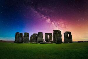 paisaje imagen de lechoso camino galaxia a noche cielo con estrellas terminado Stonehenge un antiguo prehistórico Roca Monumento, Wilshire, Reino Unido. foto