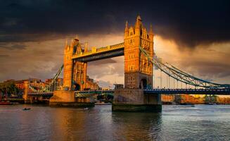 torre puente a puesta de sol en Londres, Reino Unido. foto
