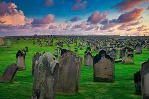 monasterio cementerio a puesta de sol en Whitby, norte yorkshire, Reino Unido foto