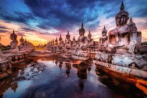 muchos estatua Buda imagen a puesta de sol en sur de Tailandia foto