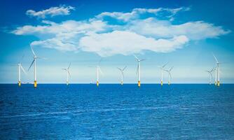 costa afuera viento turbina en un viento granja debajo construcción apagado el Inglaterra costa. foto