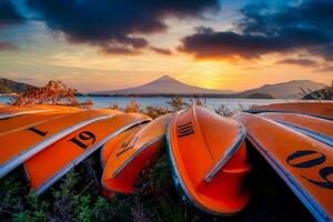 monte. fuji terminado lago kawaguchiko con barcos a puesta de sol en fujikawaguchiko, Japón. foto