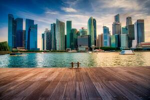 Singapur horizonte y ver de rascacielos en centro de deportes acuáticos bahía a puesta de sol. foto