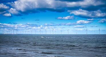 costa afuera viento turbina en un Granja eólica debajo construcción apagado el Inglaterra costa a tiempo de día foto