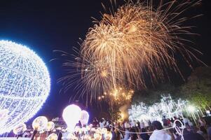 el vistoso monitor de fuegos artificiales celebra el divertido y felicidad de el noche. foto