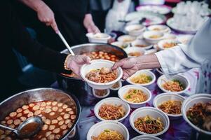 pobre personas recibir donado comida desde donantes el manos de el pobre recibir comida desde el manos de el humano foto