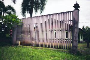 el arruinado portón de el casa hecho de blanco madera estaba cerrado a evitar intrusión. foto