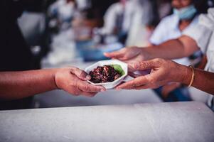 ayuda con alimentación Vagabundo personas a aliviar hambre. pobreza concepto foto