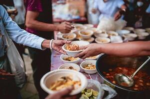 Ayudar el pobre en sociedad por donando comida . el concepto de hambre foto