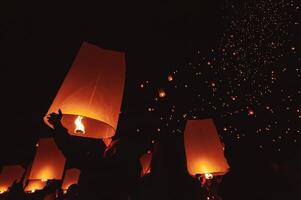 el belleza de el linternas flotante en el cielo durante el yi peng festival y el flotante linterna festival en chiang mai provincia, tailandia foto