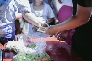alimentación el pobre a ayuda cada otro en sociedad. caridad concepto foto
