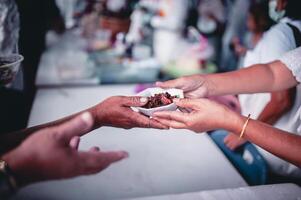 Ayudar el pobre en sociedad por donando comida . el concepto de hambre foto