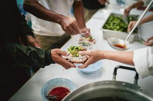 Ayudar el pobre en sociedad por donando comida . el concepto de hambre foto