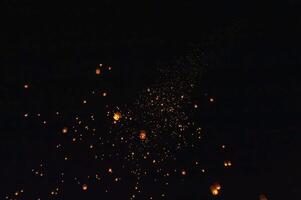 el belleza de el linternas flotante en el cielo durante el yi peng festival y el flotante linterna festival en chiang mai provincia, tailandia foto