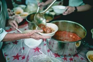 ayuda con alimentación Vagabundo personas a aliviar hambre. pobreza concepto foto