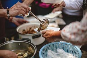 dando gratis comida ayuda el pobre en sociedad. foto