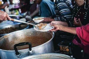 caridad comida para el pobre y el Vagabundo . el concepto de comida escasez y hambre foto