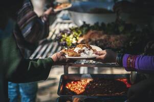 voluntarios oferta gratis comida a el pobre. el concepto de comida intercambio. foto