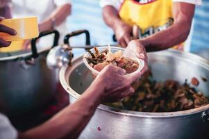 el concepto de mendicidad y hambre. hambre problemas de el pobre tener estado donado comida a reducir hambre. el concepto de comida escasez en el mundo. donar comida con amor y esperanza a el pobre foto