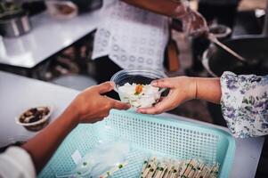 manos de el pobre recibir comida desde el del donante compartir. pobreza concepto foto