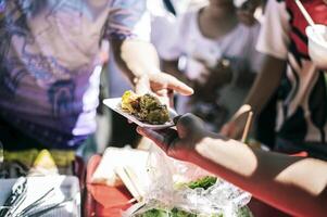 el concepto de intercambio. participación en compartiendo comida para el pobre foto