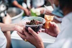 gratis comida para pobre y Vagabundo personas . comida concepto de esperanza foto