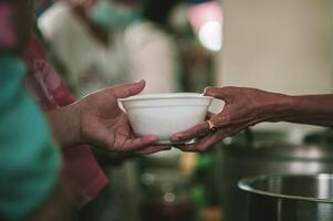 un gratis comida cocina ese alimenta cientos de hambriento pobre personas problema conceptos de perjudicado personas y hambre. foto