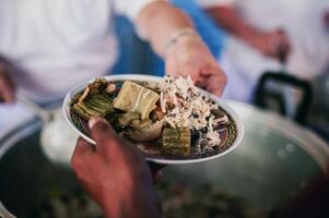 dando comida a mendigos a ayuda reducir hambre con inquietud. conceptos de comida donaciones y ayuda foto