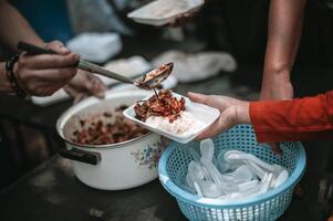 voluntarios ayuda distribuir gratis comida a el hambriento. foto