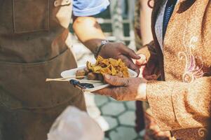 el manos de mendigos recibir donado alimento. concepto de caridad comida para el pobre foto