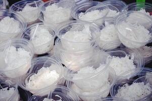 comida tallarines ven en claro el plastico tazas apilado para gratis comida distribución. foto