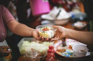 compartiendo comida con el pobre. ideas para Ayudar con hambre problemas foto