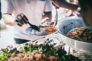 dando comida a mendigos a ayuda reducir hambre con inquietud. conceptos de comida donaciones y ayuda foto