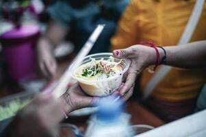 compartiendo comida con el pobre. ideas para Ayudar con hambre problemas foto