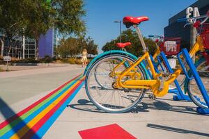 vistoso bicicleta escena con moderno edificio y árboles, urbano ajuste foto